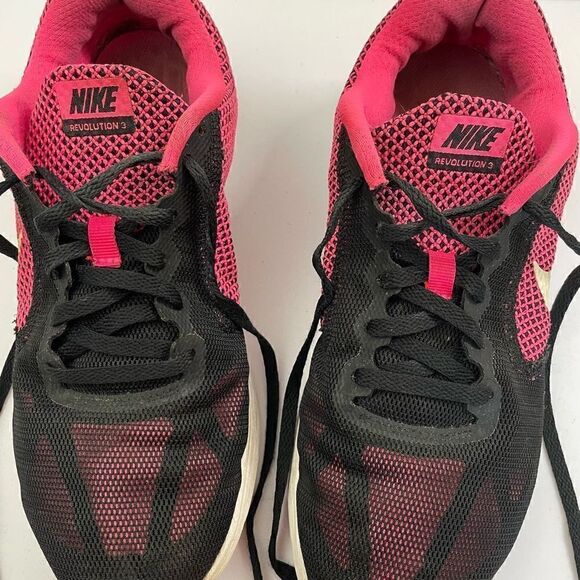 Nike| Revolution 3| pink and black - Picture 8 of 8